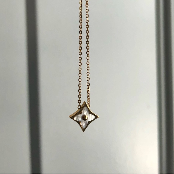 Small Pendant Flower Necklace - Picture 1 of 5